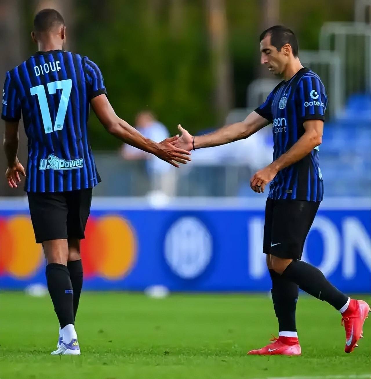 集结日欧冠传出新动向，巴塞罗那队长鼓劲，管理层表态：质疑声仍在，控场能力受关注的简单介绍