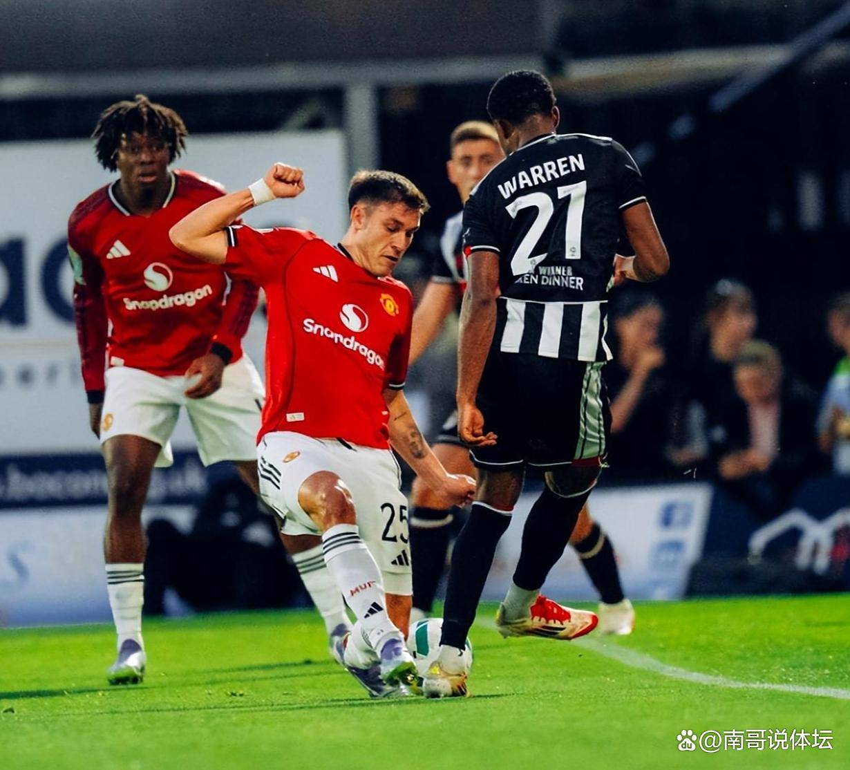 关于今夜欧冠焦点战，曼联临场应变，悬念犹存，更衣室氛围转暖的信息