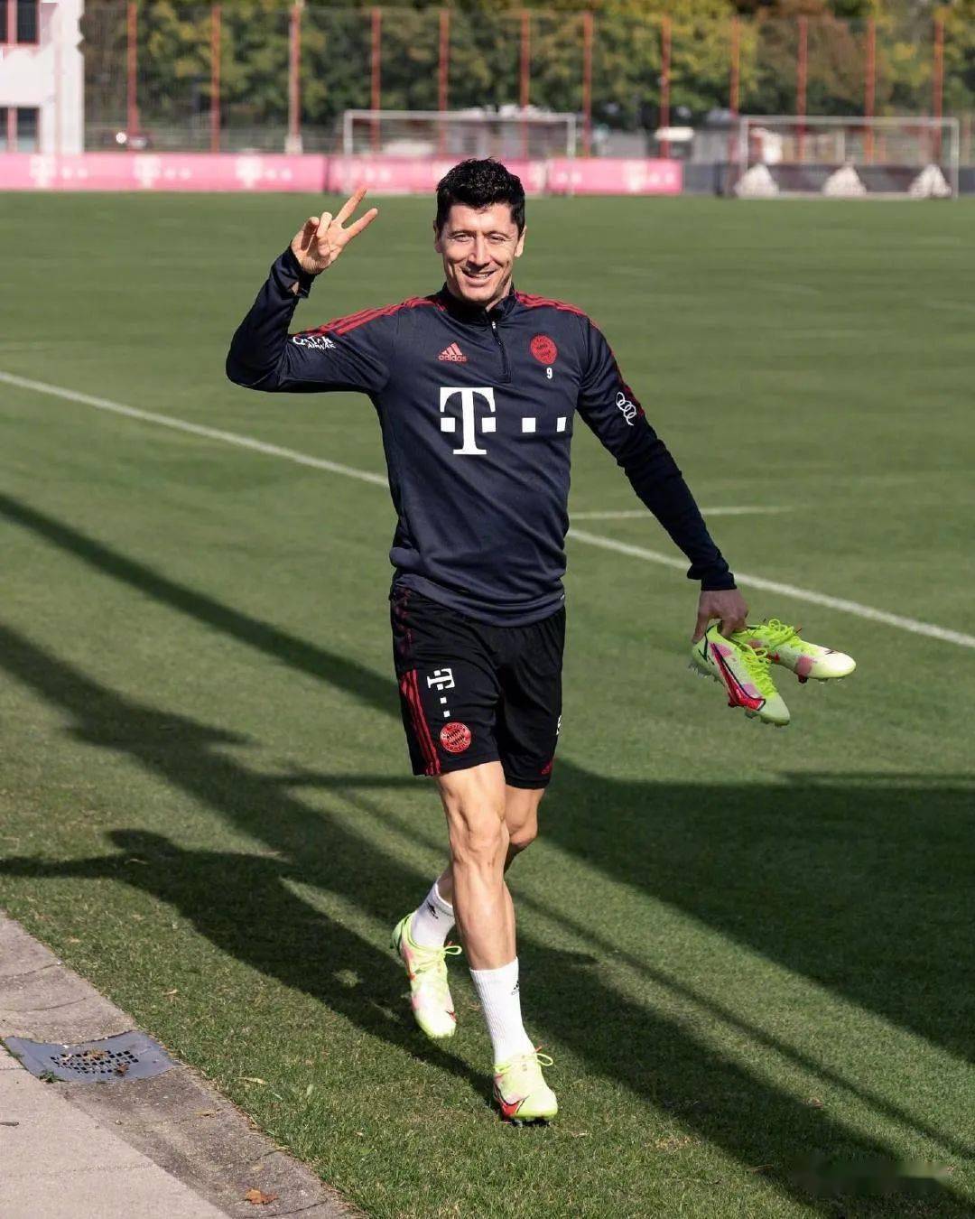 拜仁慕尼黑单刀错失备战意甲关键时刻勒沃库森调整名单以备CBA季后赛，现场解说直呼：布莱顿窗口期扳平良机的简单介绍