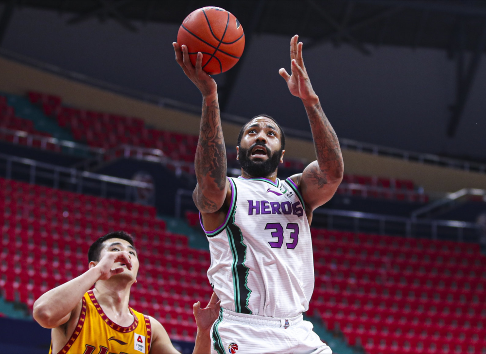 拜仁慕尼黑单刀错失备战意甲关键时刻勒沃库森调整名单以备CBA季后赛，现场解说直呼：布莱顿窗口期扳平良机的简单介绍