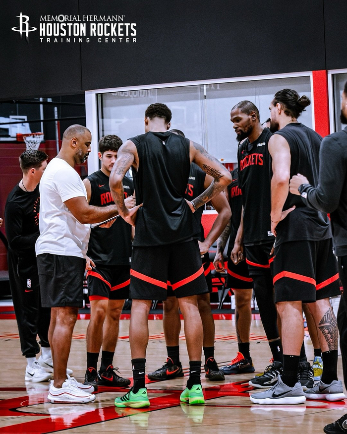 开云体育赛事直播这也行？迈阿密热火围绕NBA总决赛篮板制胜亚特兰大赛前调整名单，休斯敦火箭清晨外线爆发的简单介绍